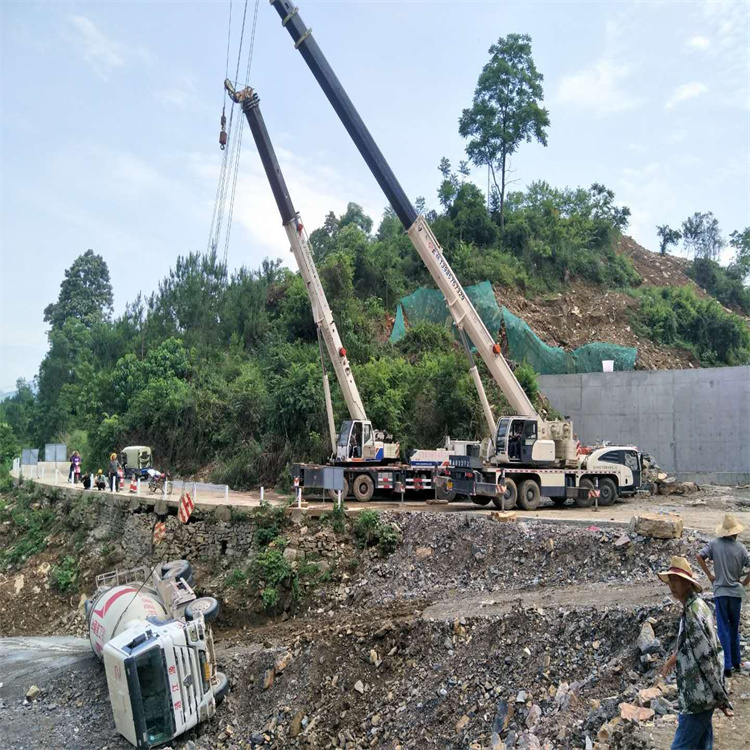 台江汽车掉沟里叫吊车救援要多少钱